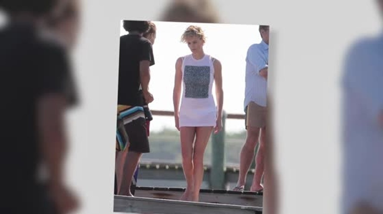 Charlize Theron usa una variedad de trajes sexys para sesión de fotos en la playa