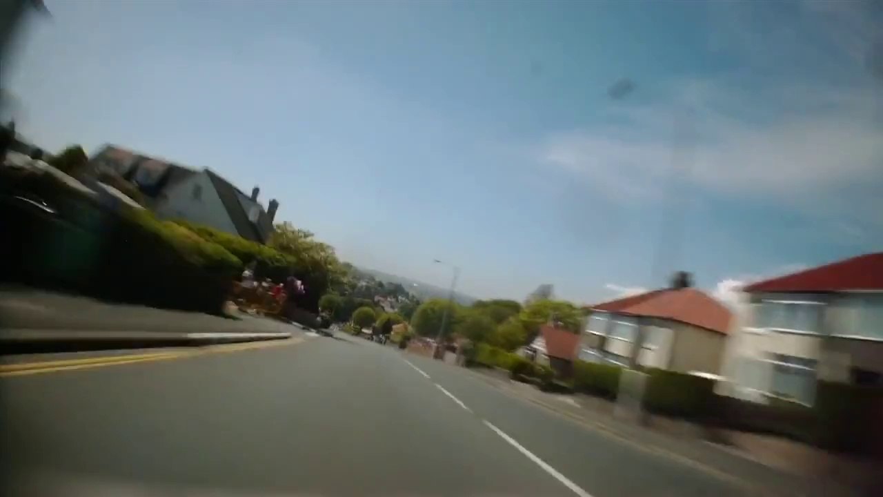 Une moto à plus de 200 km/h en pleine ville. Sensations garanties!