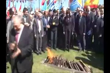 Vali Mutlu nevruz ateşinden böyle atladı