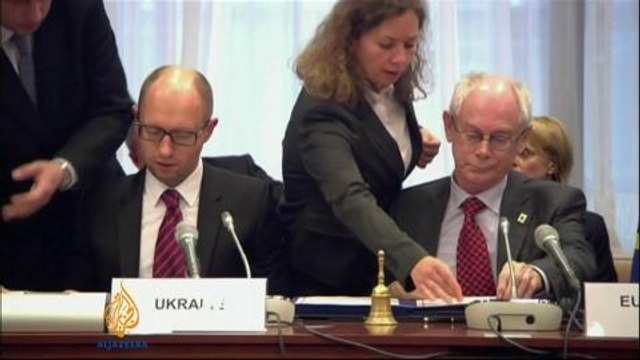 Putin signs into law Crimea annexation