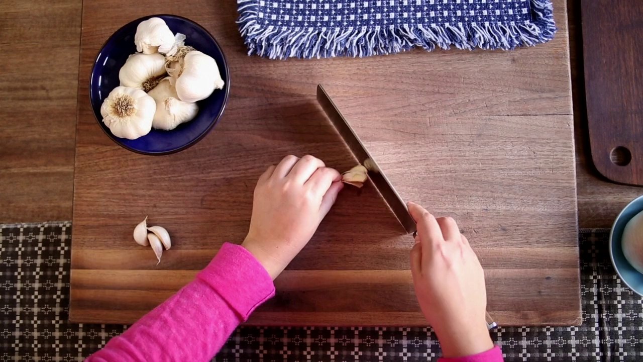 Basics: How to Peel a Garlic Clove