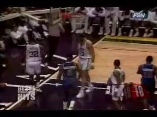 Le sale coup de coude de Karl Malone sur Isiah Thomas