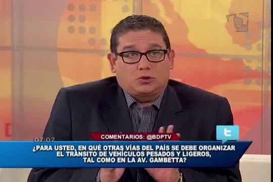 SJM: Chofer salvó de morir tras empotrar su camión contra una cochera