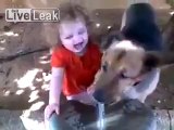 Pobre Niño Quiere Beber Agua Mientras el Perro Interrumpe