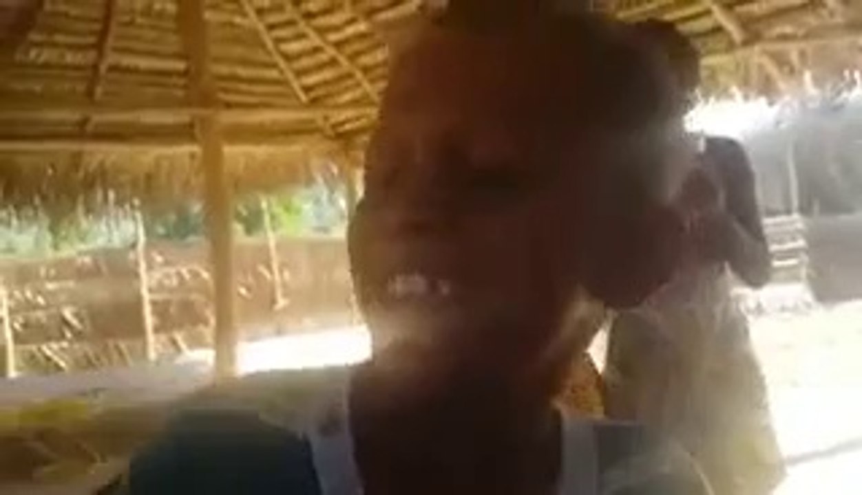 menino tenta falar whatssap