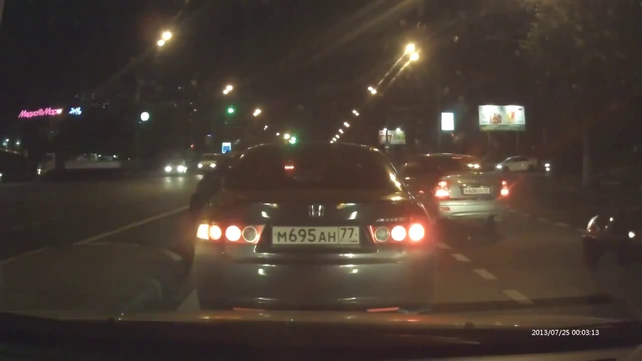 Une gamelle en moto bien violente : il se prend le trottoir en pleine nuit! FAIL