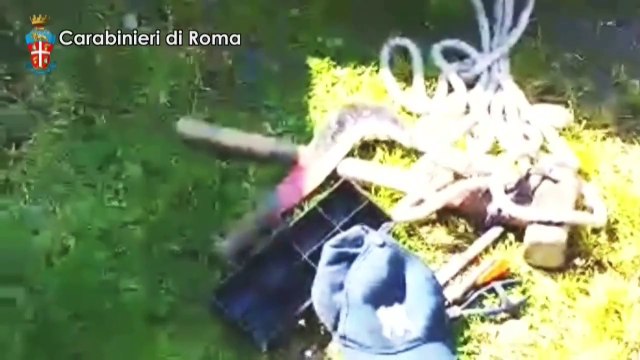 Colleferro (Roma) - Rapina, sfondano vetrina con mazza ferrata e rubano incasso (21.03.14)