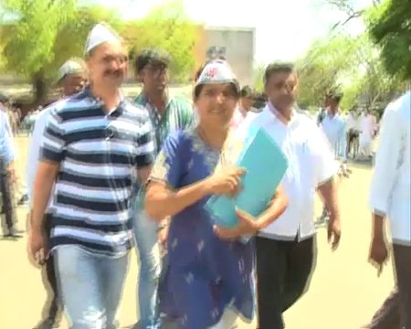 AAP's Anjali Damania files nomination for LS opposite Nitin Gadkari