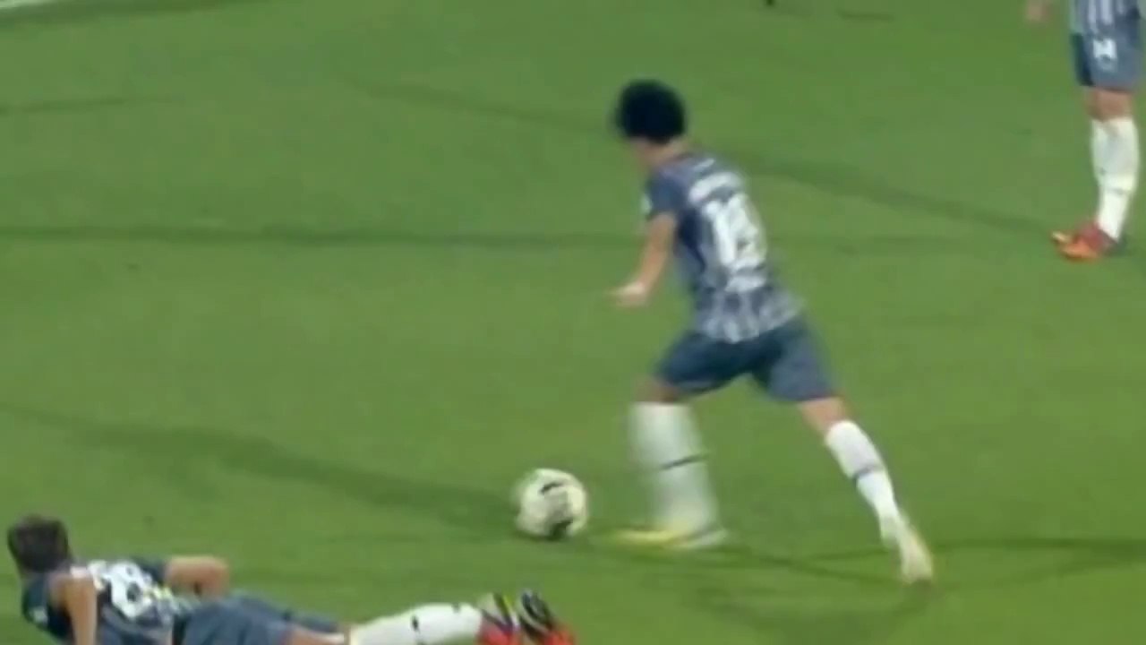 INCREDIBILE CALCIO DI PUNIZIONE UNA COMICA