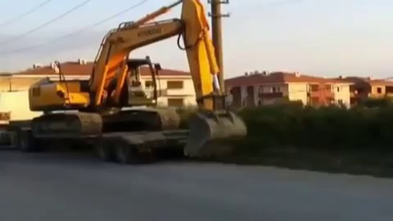 Yakıtı Biten Tır Kepçeyle Nasıl Gider
