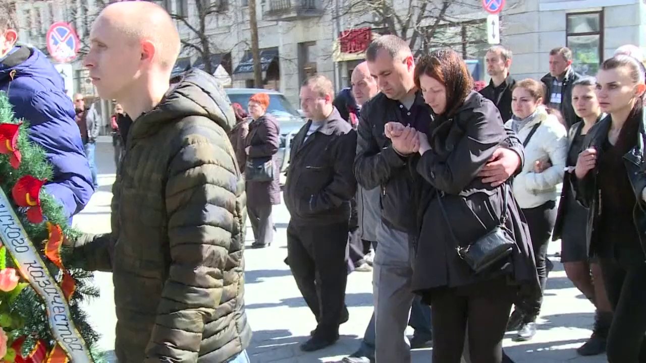 Krim ehrt erste Todesopfer - Schüsse bei Sturm auf Militärbasis