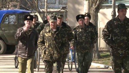 Pró-russos invadem base na Crimeia