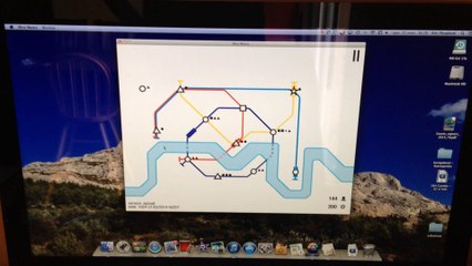 Maxime essaye de jouer à Mini Metro