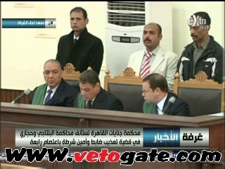 ..قيادات "الجماعة" يرفعون شعار "رابعة" فى محاكمة البلتاجى وحجازى