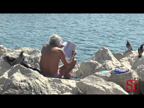 Napoli - Mare pulito e balneabile sul lungomare di Via Caracciolo (22.03.14)