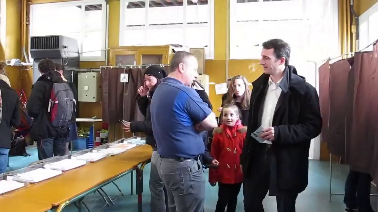 Eric Piolle est venu voter en famille ce matin au bureau Jean Jaurès