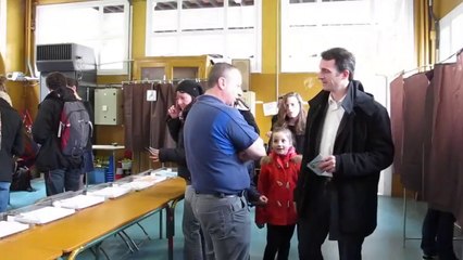 Eric Piolle est venu voter en famille ce matin au bureau Jean Jaurès
