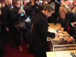 Municipales 2014: Sarkozy glisse son bulletin de vote dans le 16e - 23/03