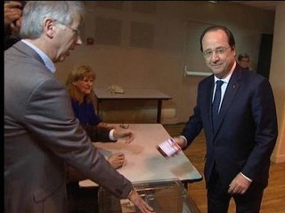 Télécharger la video: Municipales 2014: les personnalités politiques ont voté - 23/03