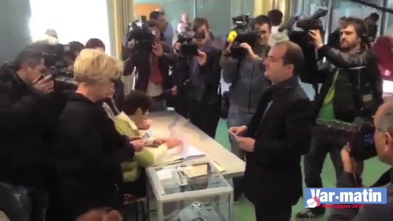 A Fréjus, David Rachline, candidat FN, vote sous le crépitement des flashs