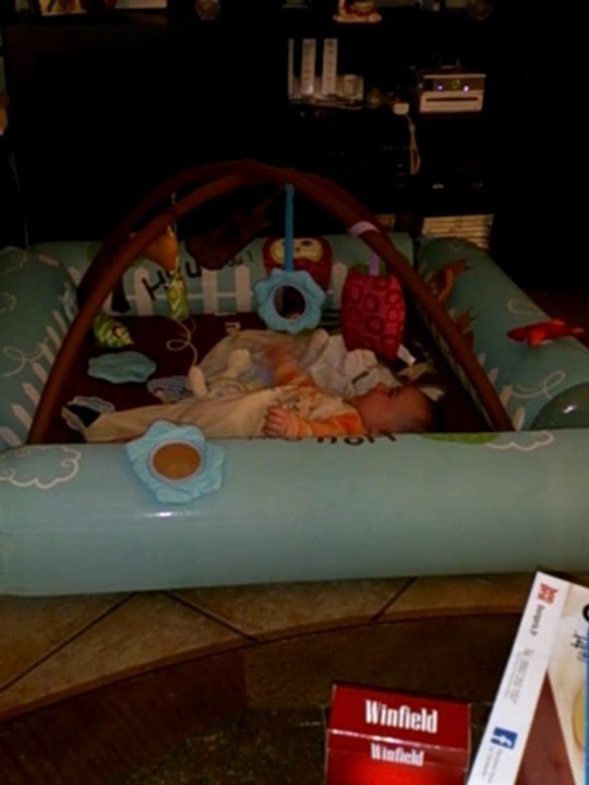 MATHEO SUR SON TAPIS D'EVEIL