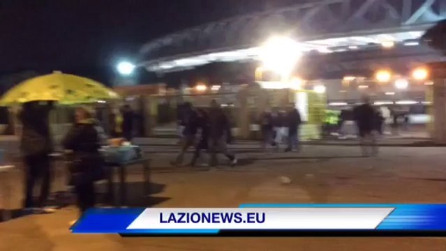 23.03.14- I tifosi biancocelesti escono dallo stadio all'intervallo di Lazio-Milan per proseguire la protesta