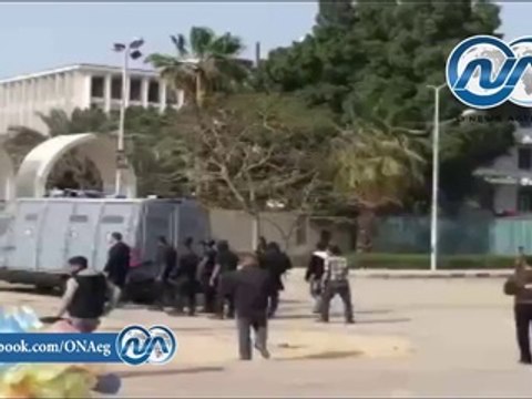شاهد .. اشتباكات بين الطلاب أمام جامعة اسيوط