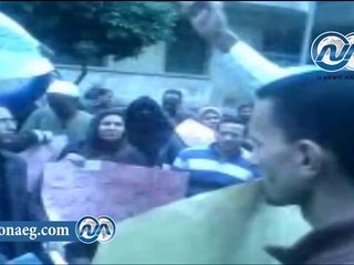 ذوى الإعاقة يتظاهرون أمام الوزراء.. ويرددون إنزل يا محلب