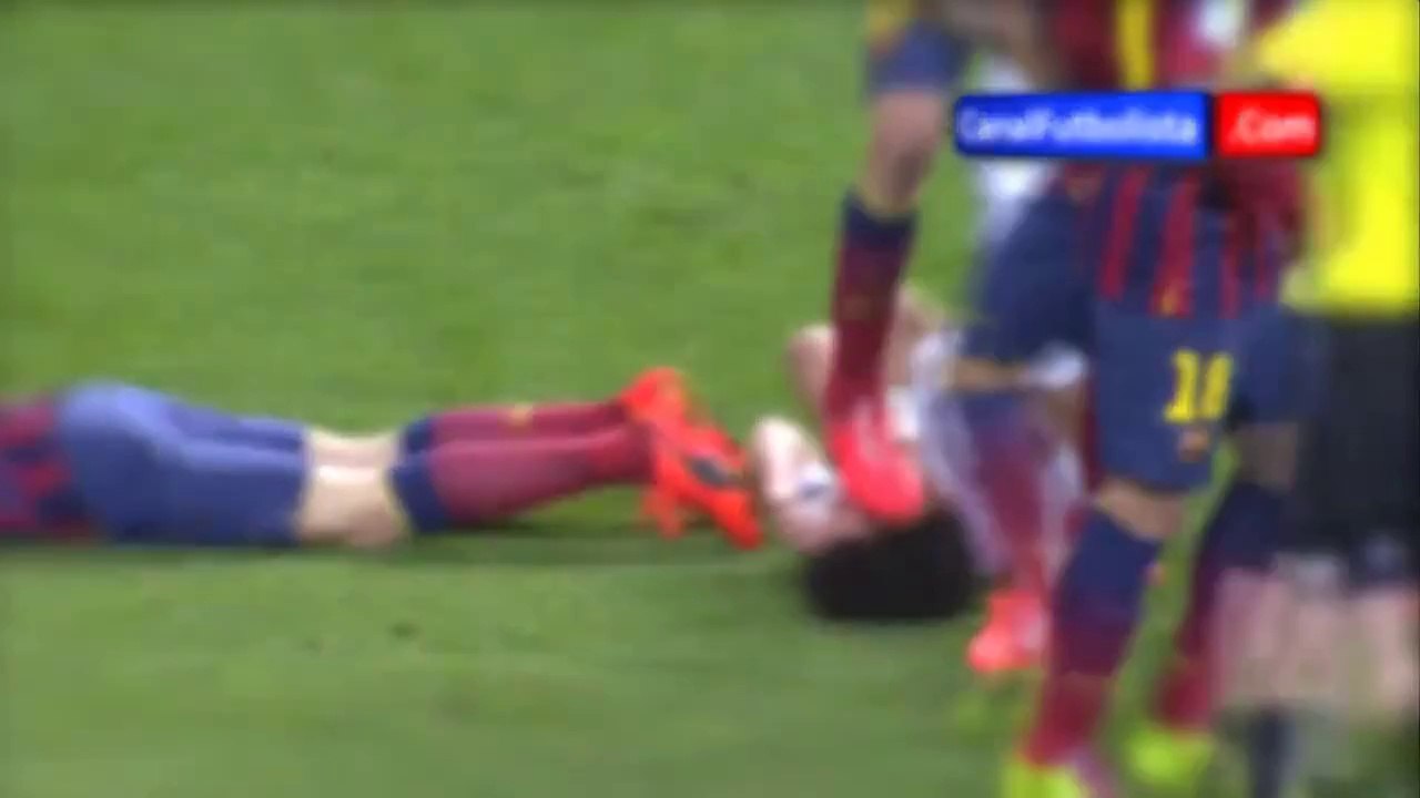 Sergio Busquets pisa a Pepe en la cabeza, image size:1280x720