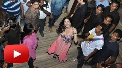 Sunny Leone's Fans Go Crazy Over Her - CHECKOUT