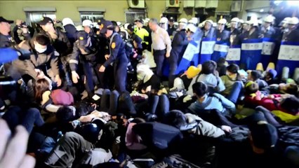 Taipei: la police déloge des manifestants du Parlement