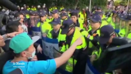 Taïwan : les manifestants éloignés par des canons à eau