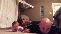 Babasıyla Yoga Yapan Sevimli Küçük Kız