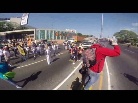 Vacílate como le lanzan bombas lacrimógenas a los PNB este 22M en Caracas