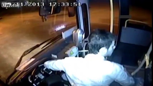 Ataque Brutal del Conductor de Autobus a Pasajeros en Turquia.