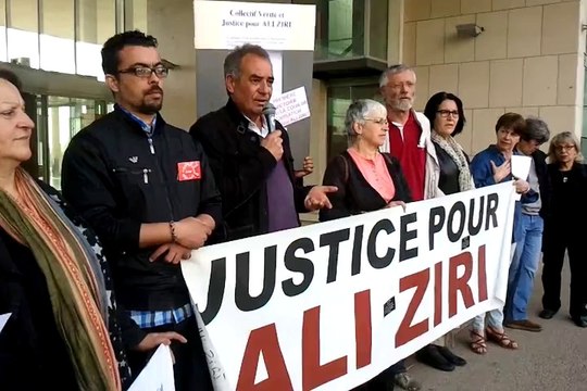 Conférence de presse du collectif Vérité et Justice pour Ali Ziri devant l'entrée du palais de justice de Pontoise, vendredi 11 avril 2014.