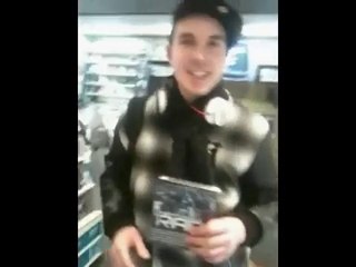 Popof l'ex pirate informatique, achete le DVD à Sinox