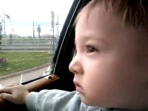 bayrak ı görünce kendınden gecen bebek