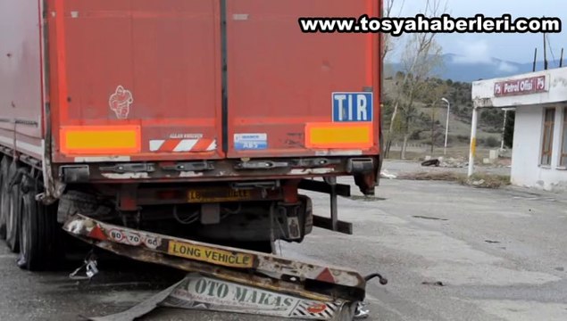 Tosya D-100'de Otomobil Tırın Altına Girdi