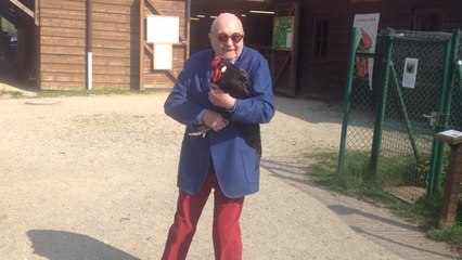 Jean-Pierre Coffe danse avec la poule du Mans