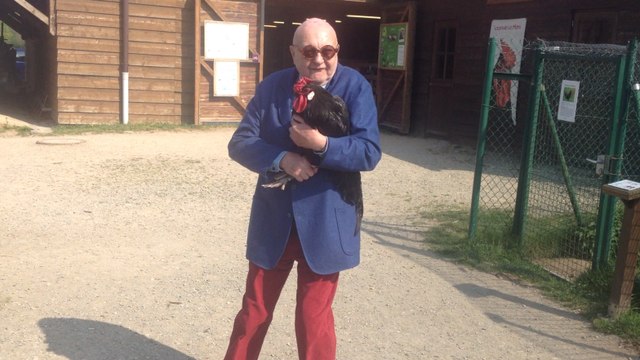 Jean-Pierre Coffe danse avec la poule du Mans