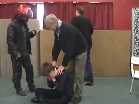 Tuer le mort dans une pièce de théâtre... Gros fail hilarant!