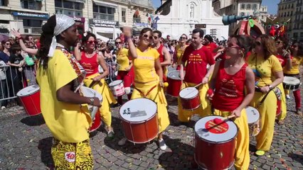 Carnaval de Marseille : le Vieux-Port bondé de spectateurs