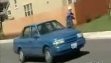 Un abruti sur sa voiture et...