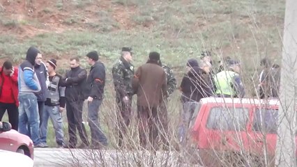 Armed Men Set-Up Checkpoint Outside Sloviansk