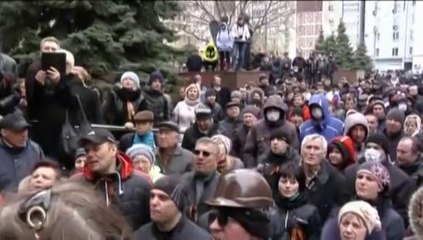 La tension monte dans l'Est de l'Ukraine : les pro-Russes occupent des postes de police