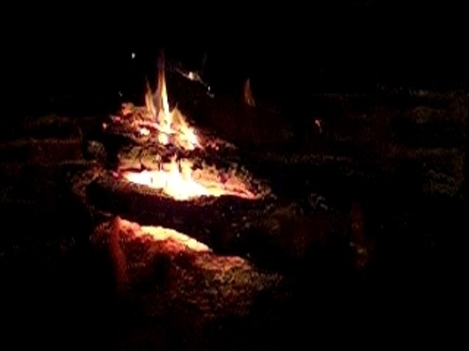 Feu à l'atre qui crepite