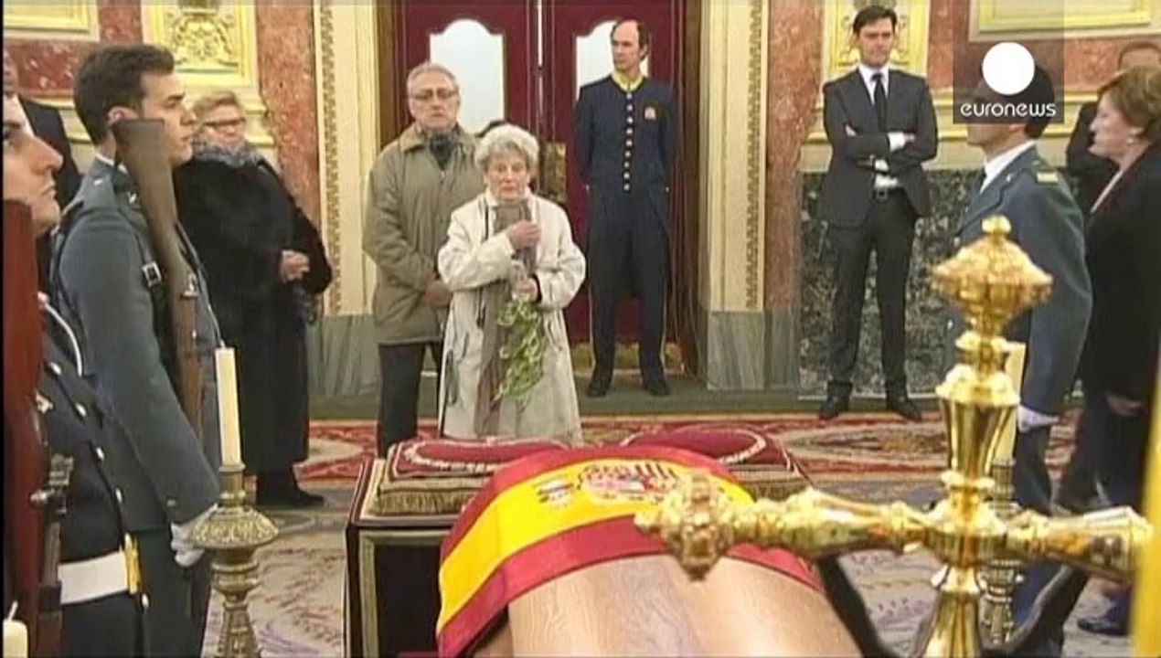 Politicians and the public pay their respects to Adolfo Suarez in Congress