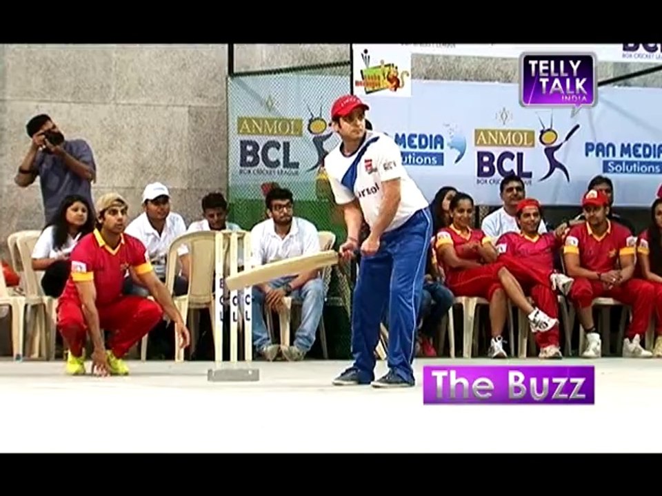 Ye Hai Mohabbatein's Raman aka Karan Patel, Krystle D'souza & Nia Sharma playing cricket