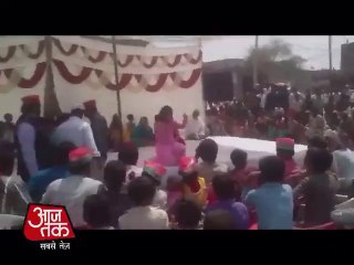 भीड़ जुटाने के लिए सपा कार्यक्रम में Bargirls का डांस